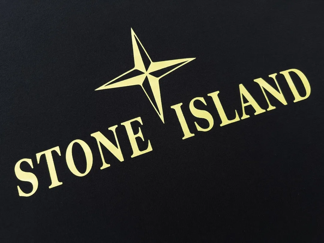 W628#P110💰 [Stone lsland/Stone Island summer new chest darts English printed pattern short-sleeved T-shirt] ⚠️[Original creation, high control of details] Made of 260 grams of combed cotton, 32-count double yarn, soft and comfortable to the touch, sweat-absorbent and breathable. -Simple basic and versatile style, original quality, the first choice for couples. -Made by a large factory, four needles and five threads on the shoulder, neat routing, high quality workmanship. -Same style for men and women. Very versatile, one piece for everyone, details are clearly visible. Color: Black White Size: M L
